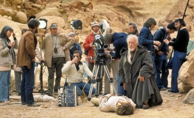 Kenobi v&eacute;di Luke Skywalkert a t&ouml;megtől, am&iacute;g j&ouml;n az orvos
